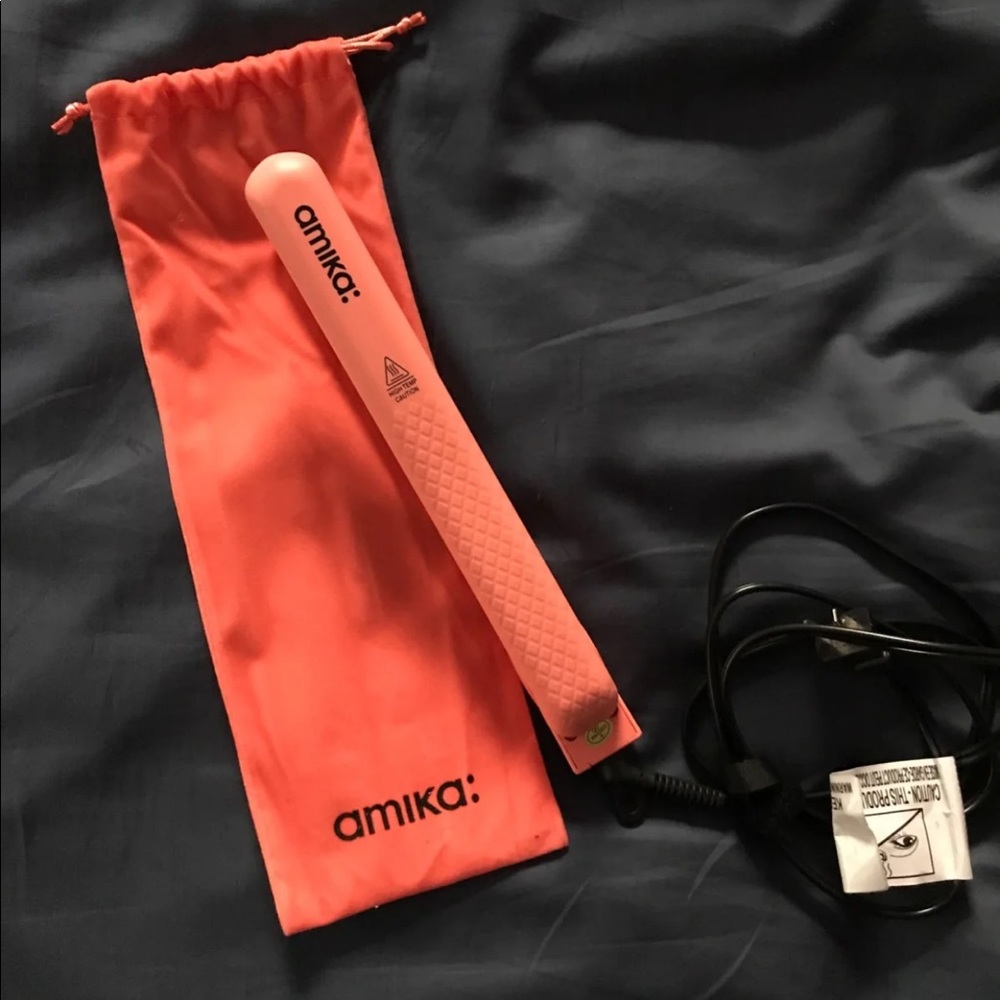 Amika hair straightener